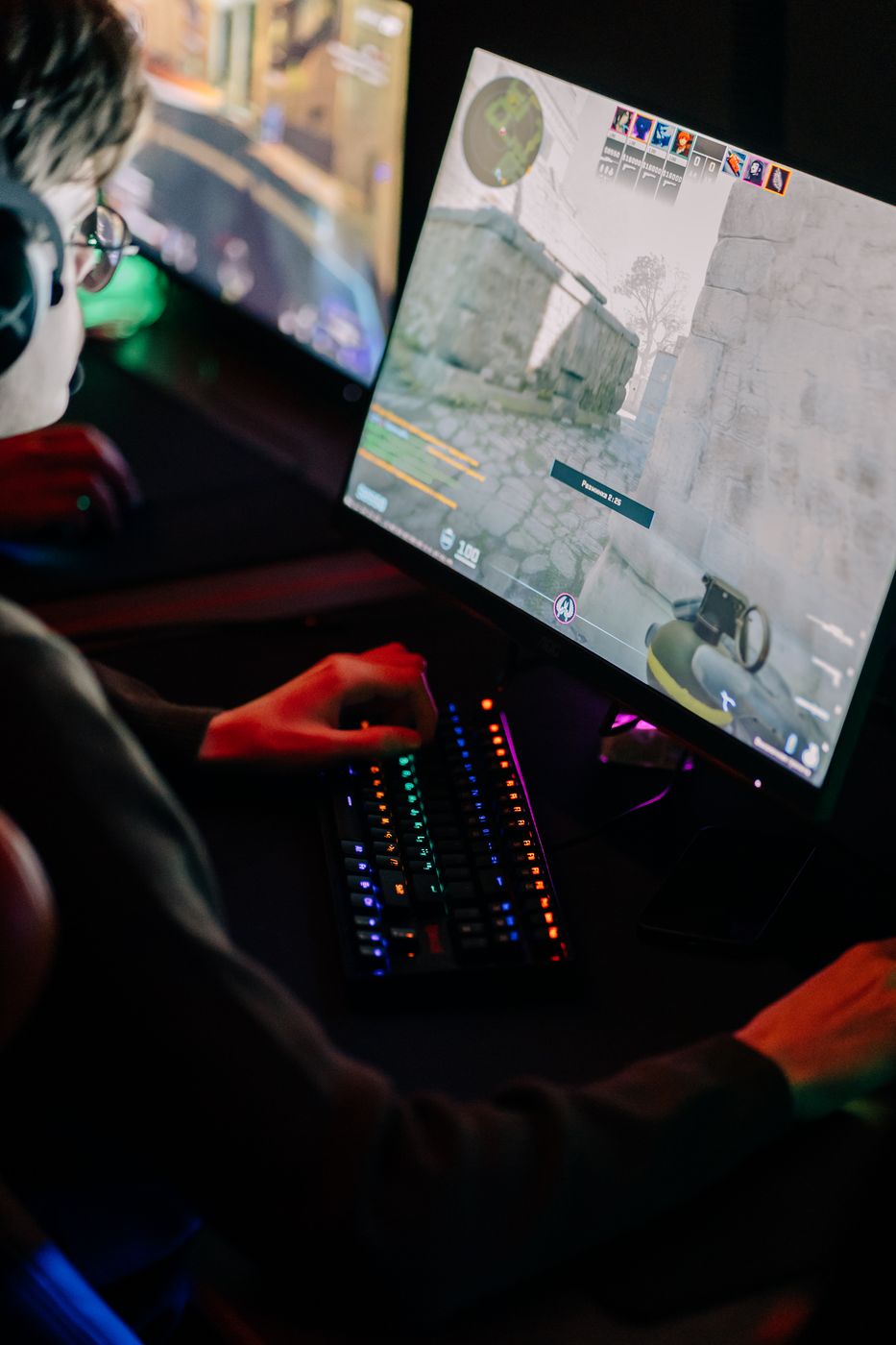 Гость играет в Counter-Strike 2 за игровым ПК в клубе PlayDay в Витебске